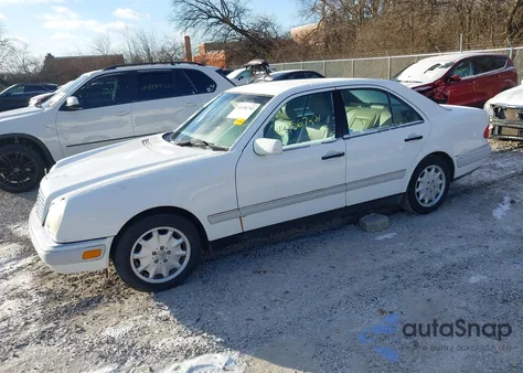 1997 Mercedes-Benz E 320 z USA, uszkodzony, nr VIN WDBJF55F4VJ025240